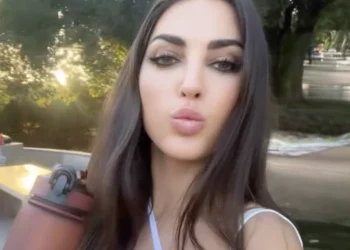 OEPS: Yolanthe Cabau in lingerie gespot met bekende Nederlandse rapper