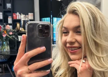 FOTO’S: Joy Beune deelt behind the scenes beelden van lingerie shoot