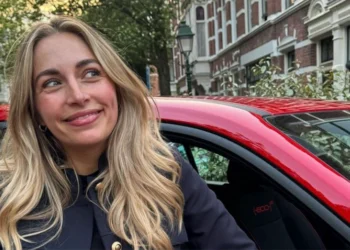 FOTO’S: Shelly Sterk deelt foto’s in verleidelijke nachtjurkje