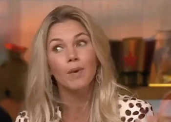 FOTO: Anouk Hoogendijk straalt in de zon in een lichtroze bikini