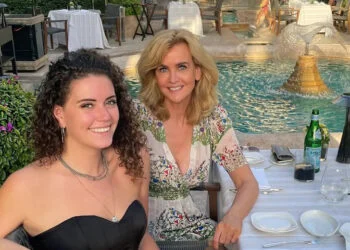 FOTO: De 55-jarige Daphne Deckers laat zien dat ze behoorlijk in shape is