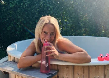 VIDEO: Dee van der Zeeuw onthult haar adembenemende nieuwe bikinicollectie