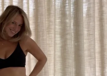 VIDEO: Dee van der Zeeuw verrast volgers met lingerie video aan het begin van de dag