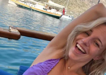 FOTO: Dee van der Zeeuw post een verleidelijke selfie in bikini op Snapchat