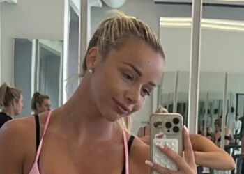 FOTO: Emma Heesters deelt spiegelselfie in de gym in kort hemdje