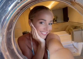 VIDEO: Emma Heesters showt onderzeeër in nieuwe bikini