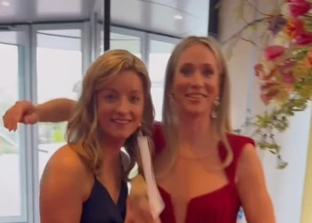 FOTO: Helene Hendriks en Merel Ek kleden zich om tot twee Oranje-leeuwinnen