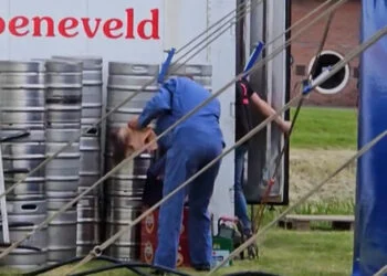 VIDEO: Dit moet hem zijn: Boer Harm maakt foutje bij tentfeest