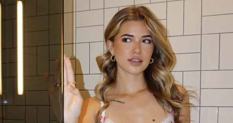 FOTO: Jade Anna maakt volgers blij met foto in pikant nachtjurkje