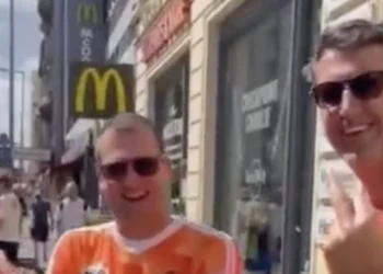 VIDEO: Erik zegt EK-wedstrijd met vrienden af en krijgt er flink van langs