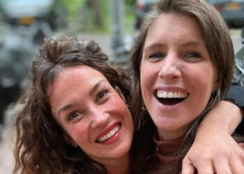 OEF: Katja Schuurman hangt de was op in witte lingerie (foto’s)