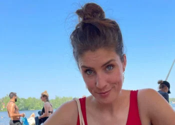 FOTO: Presentatrice Marieke Elsinga duikt op in een erg korte jurk