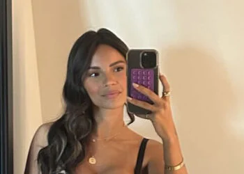 OEPS: Monica Geuze deelt spiegelfoto in mini jurkje met flink decolleté