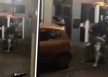 VIDEO: Stel heeft het gezellig voor de pizzaria, hebben niet door dat er gefilmd wordt