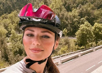 FOTO: Wielrenster Puck Moonen deelt foto in een mini-badpak in een zonnig oord