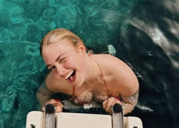 VIDEO: Roxy Dekker en Rhode Kok springen van een jacht in bikini