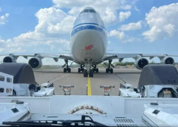 FOTO’S: Jongeman verovert internet met bizarre foto’s vanaf Schiphol