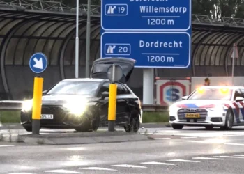 BEELDEN: Politie moet meerdere Audi’s inzetten om Duitse RS3 te stoppen