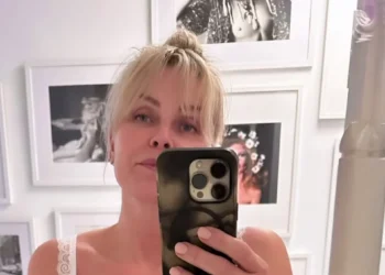 FOTO: Bridget Maasland deelt een spiegelselfie in doorschijnende lingerie