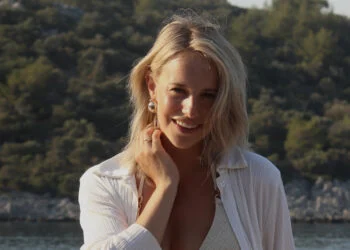 OEF: Dee (ex Enzo Knol) deelt foto in bikini terwijl ze van een jacht duikt