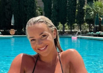 FOTO’S: Emma Heesters klimt uit het zwembad in een mini zwarte bikini