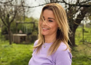 FOTO: Froukje de Both (52) betovert fans met zomerse foto in kort hemdje