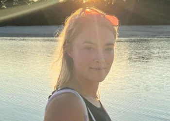 FOTO: Geraldine Kemper danst in haar blauwe badpak op festival Lago Lago