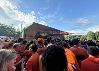 WAT: Oranje-fans in de problemen door overvolle bars en eettenten