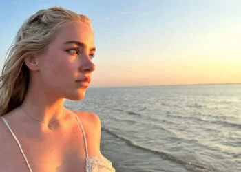 FOTO’S: Juultje Tieleman paradeert in bikini over het strand (en deelt beelden)