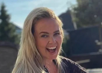 FOTO: Monique Smit verrast opnieuw met flink decolette in haar tankini