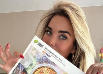 FOTO: Monique Westenberg straalt in zomerse jurk op Ibiza: ‘Adembenemend!’