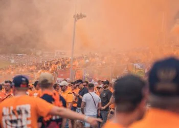 BIZAR: Dit bizarre bedrag betaal je als je vanavond Oranje wil kijken vanaf de ‘Gelbe Wand’
