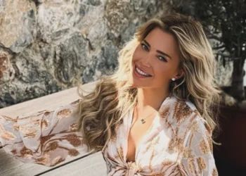 FOTO’S: Sylvie Meis verwent haar volgers met bikinifoto’s vanaf haar vakantiebestemming