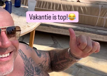 FOTO: Andy van der Meijde grapt met Melisa door foto die niet in de familie-app thuishoort