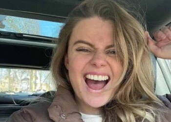 FOTO: Britt Scholte (Goede Tijden, Slechte Tijden) presenteert een programma in bikini