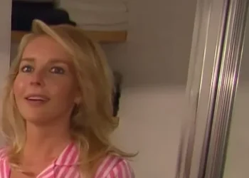 FOTO’S: Chantal Janzen verrast met foto’s in haar roze streepjes pyjama