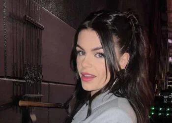 FOTO’S: Davina Michelle verrast iedereen met intieme fotoshoot onder de lakens!