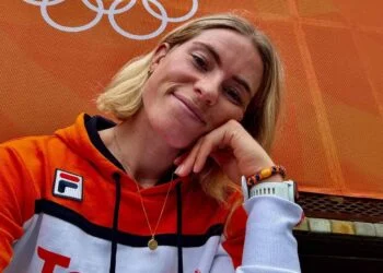 FOTO’S: Demi Vollering is de knappe wielrenster die de Tour de France probeert te winnen