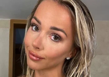 FOTO: Emma Heesters deelt foto op Snapchat: alleen gehuld in een handdoek