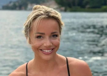 FOTO: Emma Heesters wordt gefotografeerd terwijl ze in bikini op een boot klimt