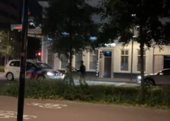 VIDEO: Oom agent houdt emoties niet in bedwang en wil het alleen oplossen (gaat niet goed)