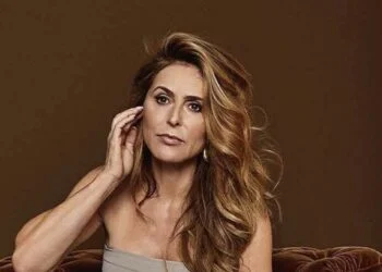 FOTO: Heleen van Royen straalt in haar strakke jurk met hoge hakken