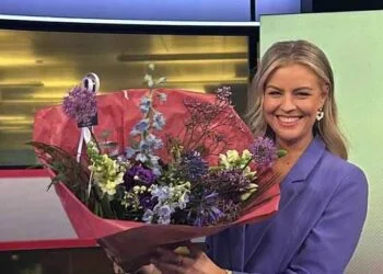 FOTO: NOS Journaal-trio Iris de Graaf, Saïda Maggé en Afke Boven hebben het maar al te gezellig in de studio