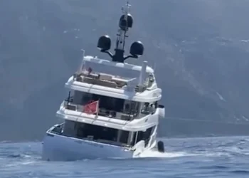 VIDEO: Jacht van 47 meter bijna kopje onder door fout medewerker aan Griekse kust