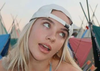 FOTO’S: Juultje Tieleman verrast in schaars geklede looks op Lowlands