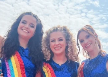 FOTO: De dames van K3 maken tijd om een leuke foto in regenboog-pakje te delen