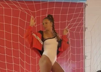 VIDEO: Voetbalster Lieke Martens deelt behind the scenes-beelden van pikante shoot voor Women’s Health