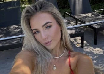 FOTO: Lynn Hermanussen (vriendin Gio) deelt een foto in een ‘baywatch-badpak’