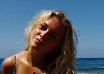 FOTO’S: Marijn Kuipers paradeert in bikini over het strand op Sardinië