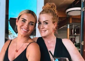 FOTO: Monique Westenberg deelt nieuwe bikini-foto met een hechte vriendin